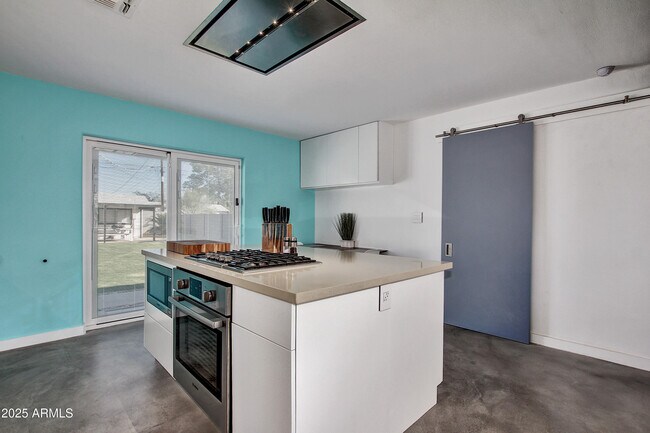 Foto del edificio - 7034 E Wilshire Dr