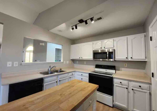 Building Photo - 150 Valdez Cir