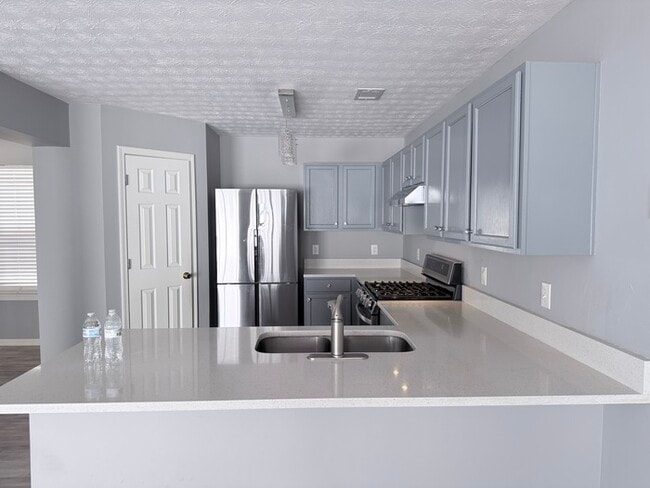 Building Photo - House 4 Beds 3 Baths