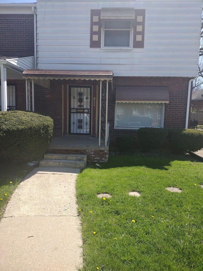 Building Photo - 2111 Ewald Cir