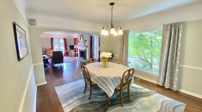 Building Photo - Fully Furnished Second And Third Floor Duplex
