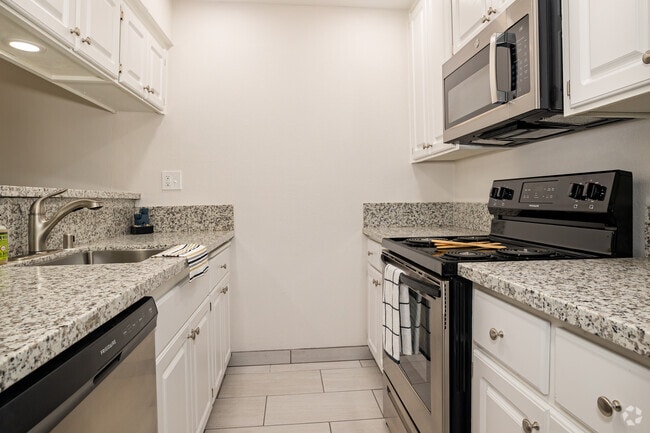 2BR, 1.5BA - 875SF - Woodburn Townhomes