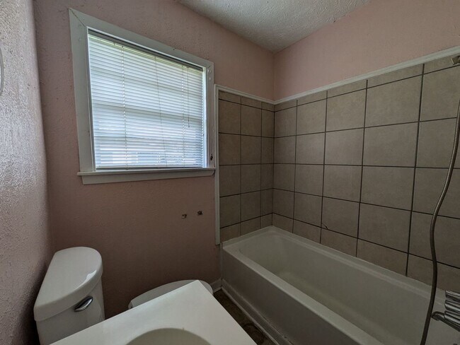 Foto del edificio - 12843-12849 Hamshire Rd