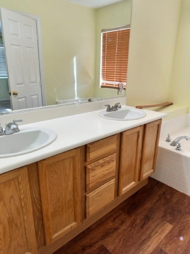 Foto del edificio - Downstairs Bed and Bath!