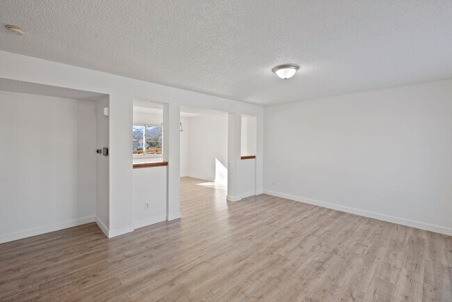 Foto del edificio - 825 Hubbell Dr
