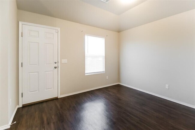 Building Photo - 1800 Sloane Dr