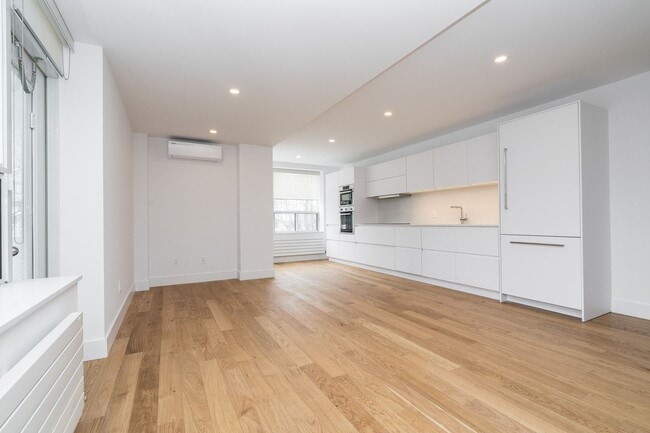 Building Photo - 755 Avenue Rd