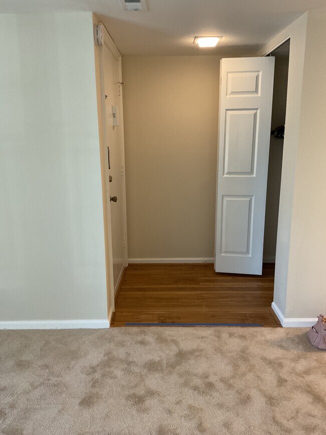 Vestíbulo con armario para abrigos - 21 Oakridge Dr