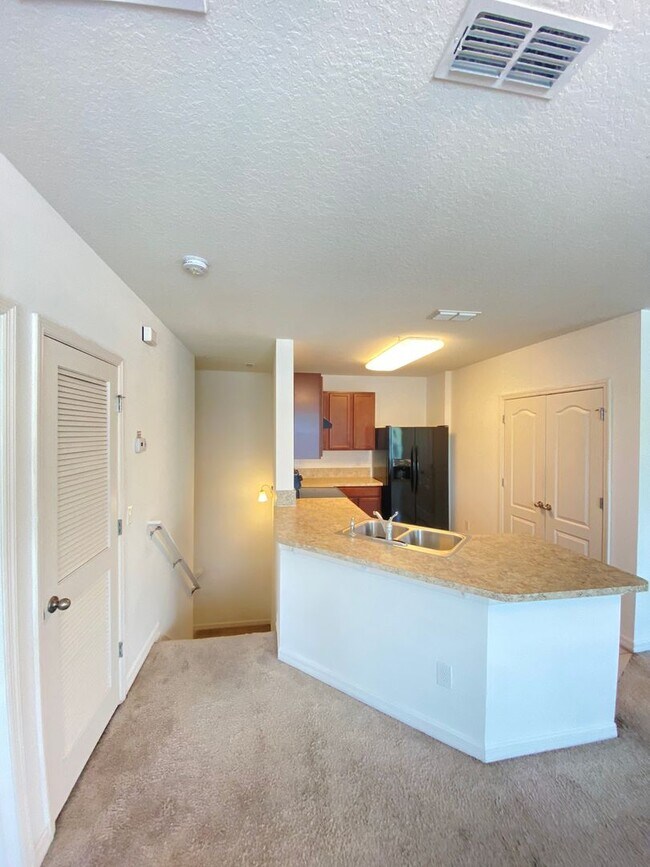 Building Photo - 2 Bedroom / 2 Bath / 1 Car Garage In Gated...
