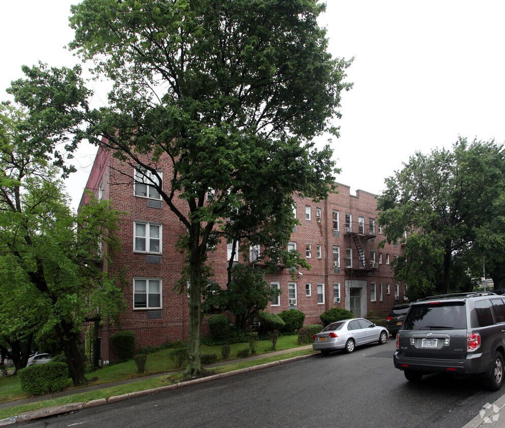 Building Photo - Daleglen Manor