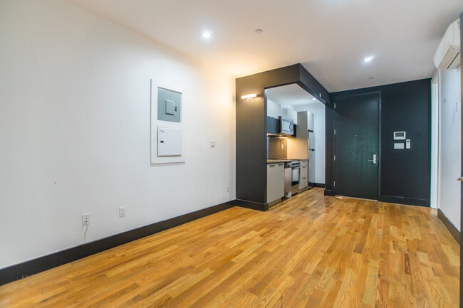 Building Photo - 562 Park Pl