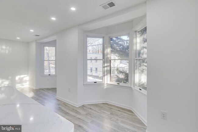 Building Photo - 5305 Dana Pl NW