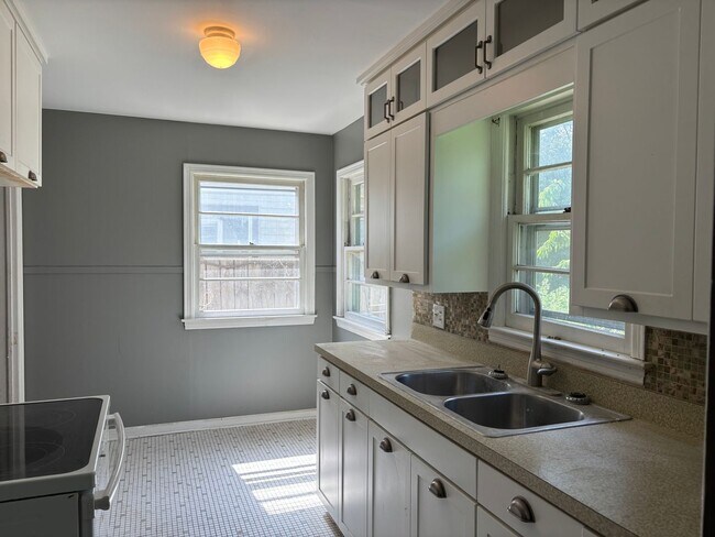 Building Photo - Great family 3 Bedroom 1 bath