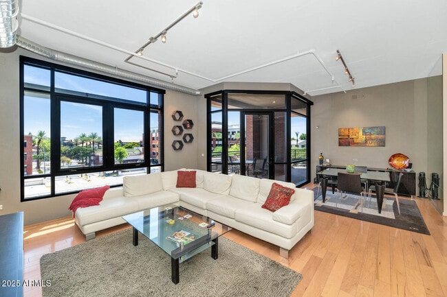 Foto del edificio - 7301 E 3rd Ave