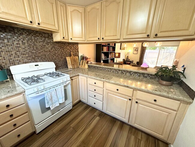 Foto del edificio - Beautiful Condo Located in Desirable Anaheim Community!