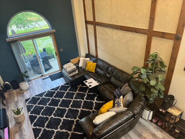 Foto del edificio - 2444 Oak Tree Ln