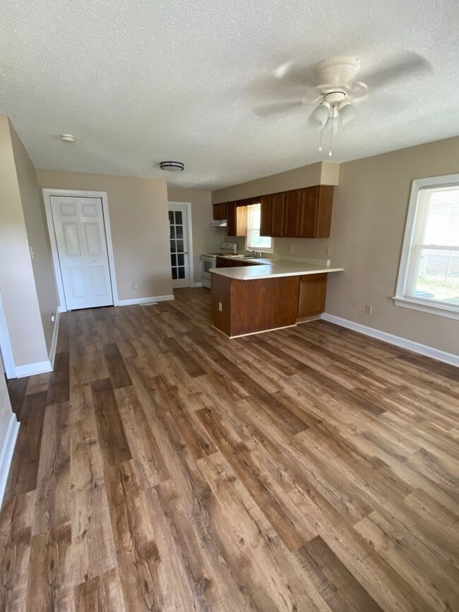 Building Photo - COMING SOON! Cute 2 Bedroom Ranch!! Great ...