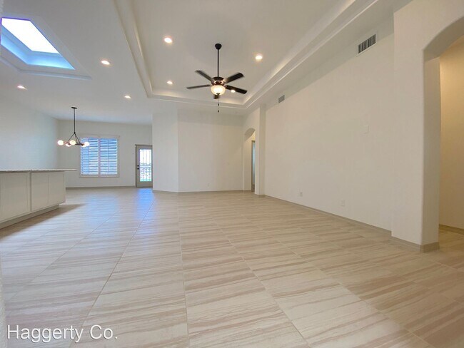 Building Photo - 4 br, 3 bath House - 14517 Petralia