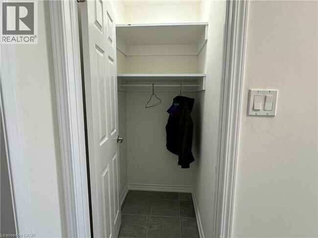 Building Photo - 304 Shady Glen Cres
