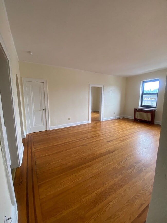 Interior Photo - Palisades Towers