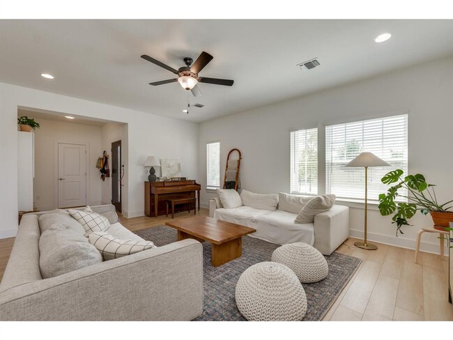 Foto del edificio - 8801 Looksee Ln