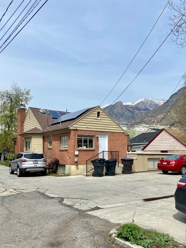 Building Photo - Room for Rent, 2 bath Duplex - 568 East 50...