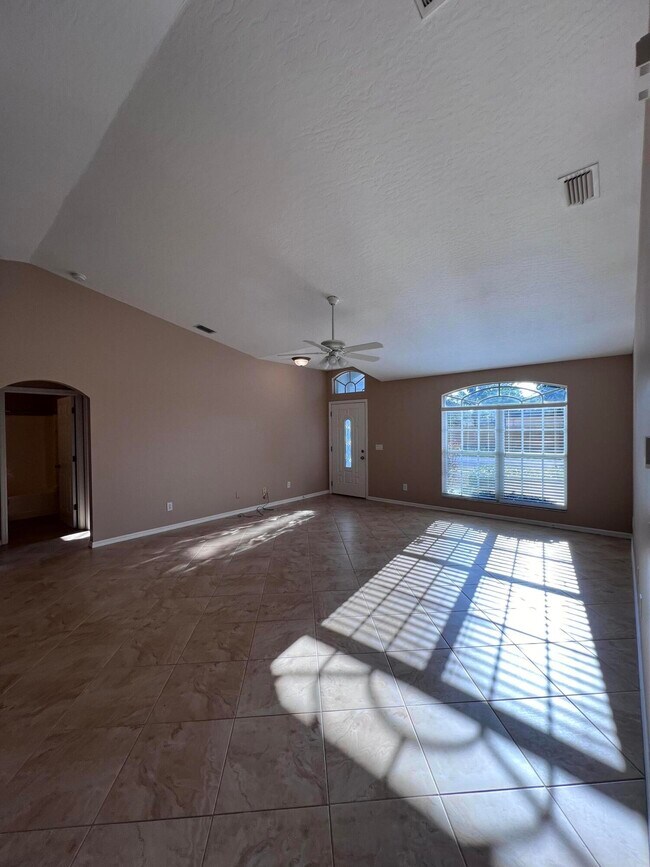Foto del edificio - 830 Laurel Dr
