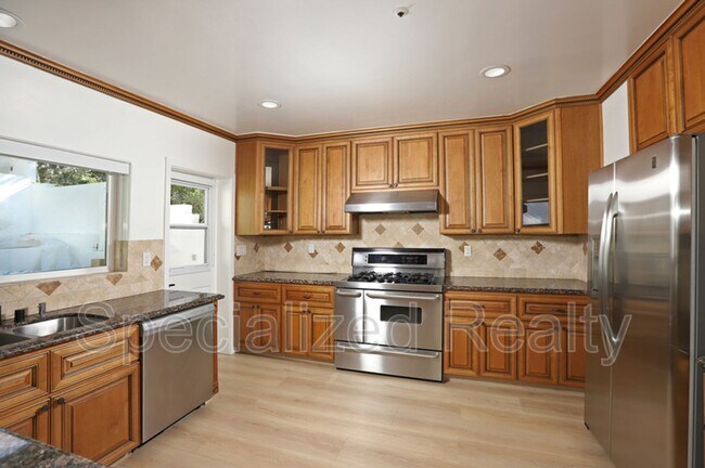 Building Photo - 1827 Hill Dr