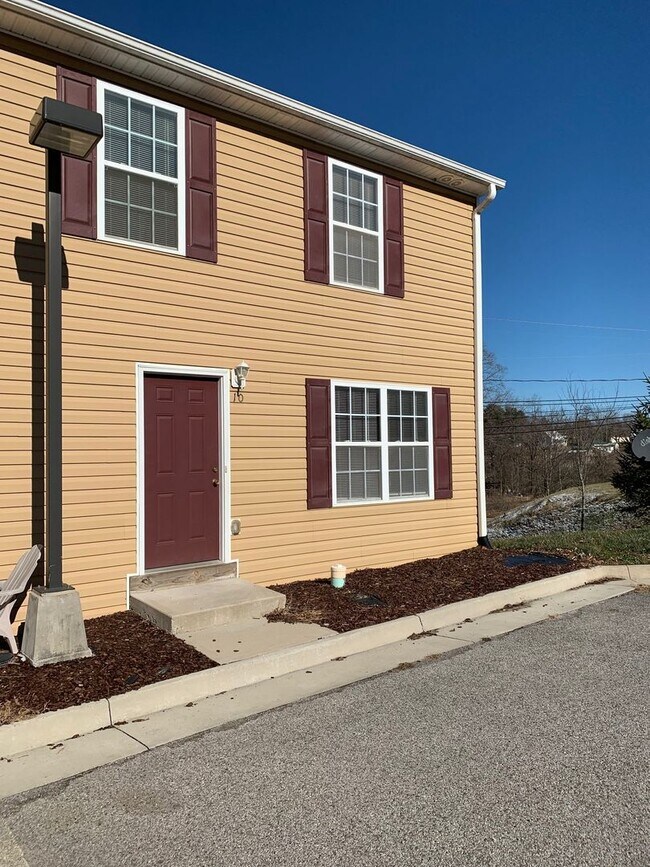 Building Photo - *Re-Rental Available in April* 3 Bedroom 2...