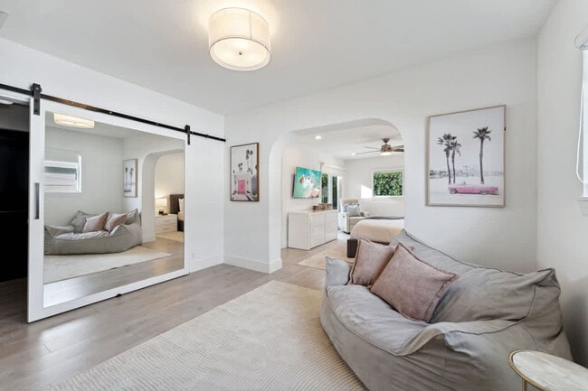 Building Photo - 2205 NE 30th St