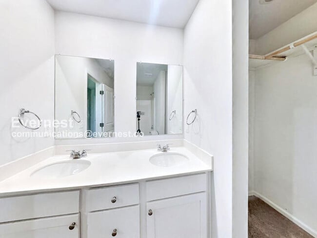 Building Photo - Limited Time Special Offer! / Lovely 3-Bedroom Home with Hookups / Pet-Friendly / Available Now!