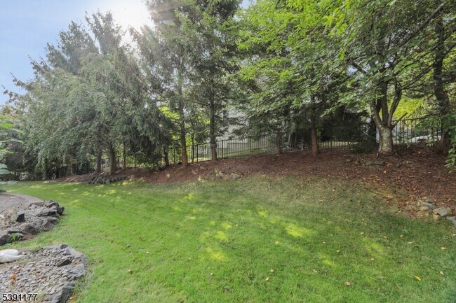 Foto del edificio - 2 Bedford Dr