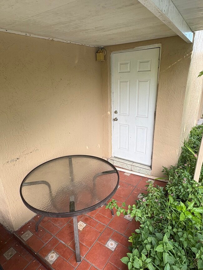 Foto del edificio - 6387 Coral Way