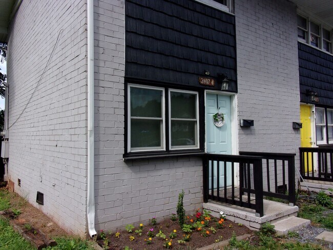 Foto del edificio - 2 Bedroom 1 Bath Townhome Minutes to Uptow...