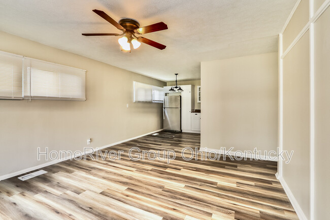 Foto del edificio - 2921 Garey Ln