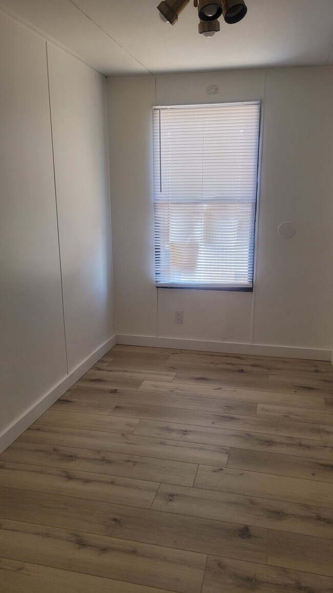 Foto del edificio - 2875 N Hill Field Rd