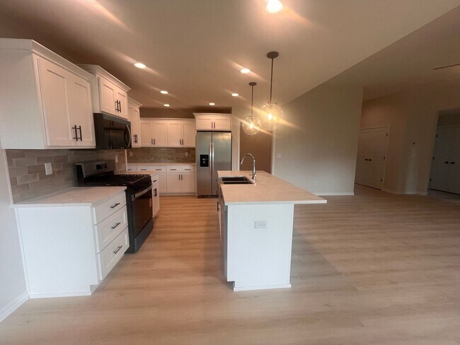 Foto del edificio - Beautiful, brand-new, 3-bedroom, 2-bath home in Nixa with a 3-car garage.