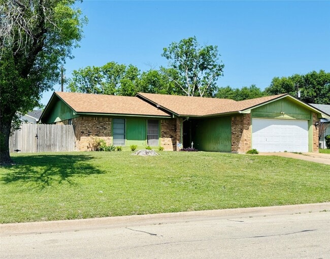 Building Photo - 802 Yorktown Dr