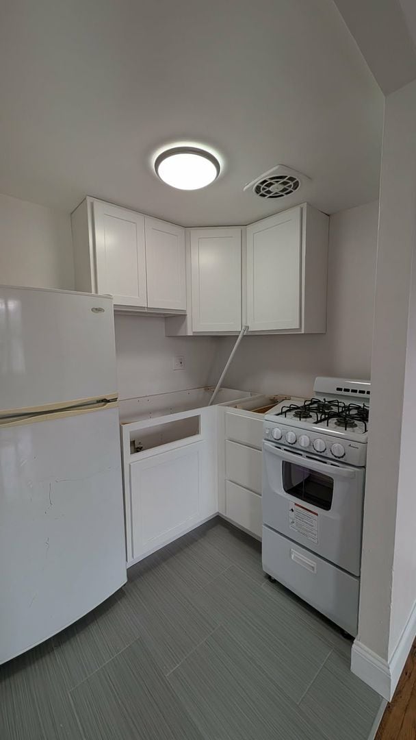 Building Photo - No fee!  Recently remodeled studio with heat and hot water included in the heart of Allston!  Lau...
