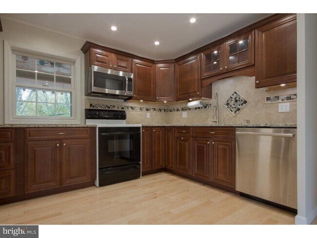 Foto del edificio - 384 Walnut Ln