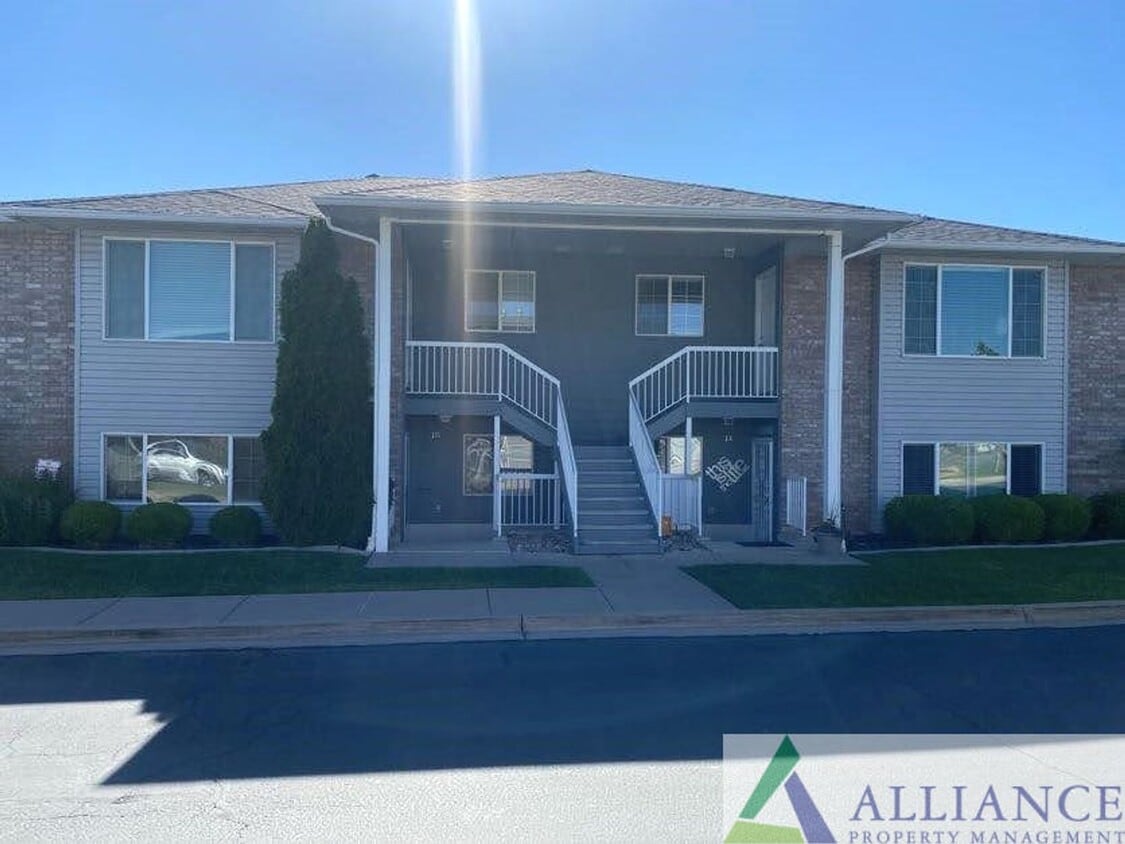 Primary Photo - 1 Month Rent Free! 2 Bed 1.5 Bath Condo fo...