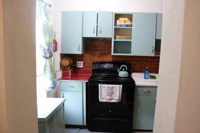 KItchen Stove - 1900 Aliceanna St