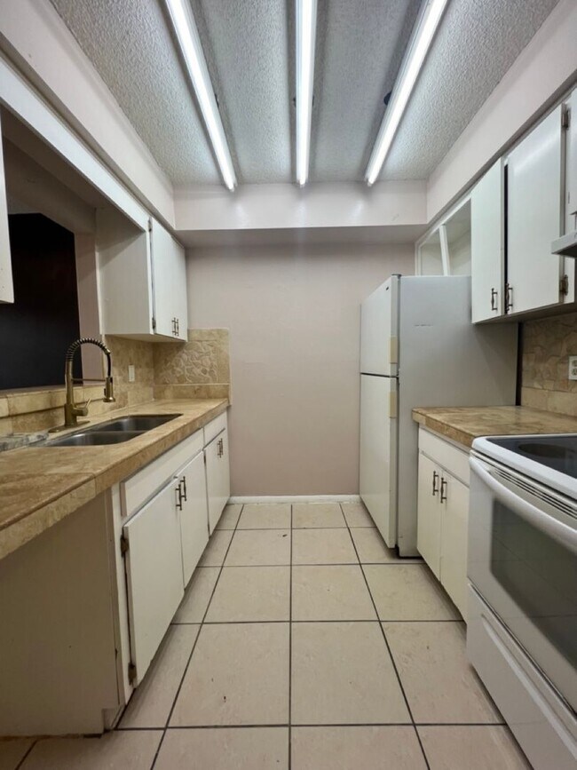 Building Photo - 2/1 Duplex for rent - schedule showing today