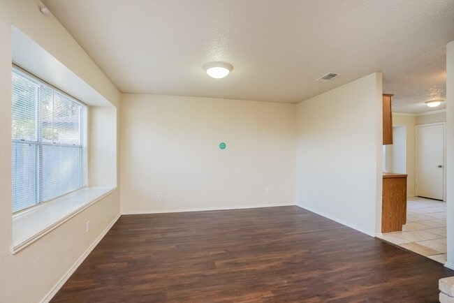 Foto del edificio - 1331 Three Forks Dr