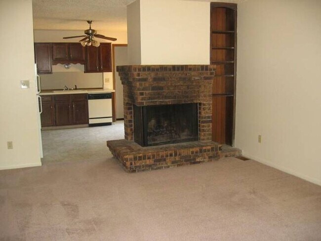 Building Photo - $1,250- 3 bed, 2 bath w/ Garage in Des Moines