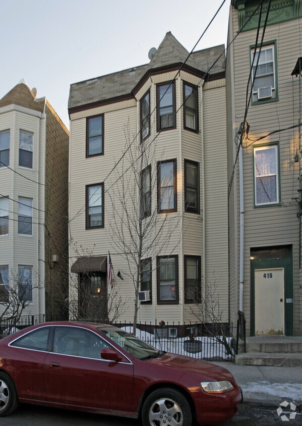 Building Photo - 413 25th St