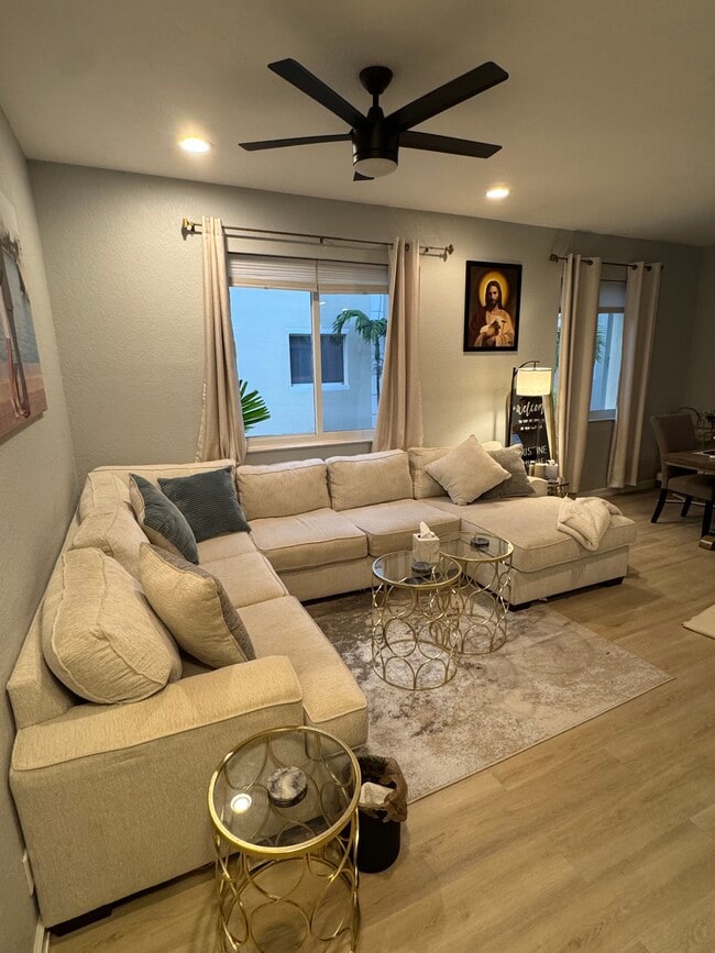 Living Room - 2917 S Greenleaf Cir