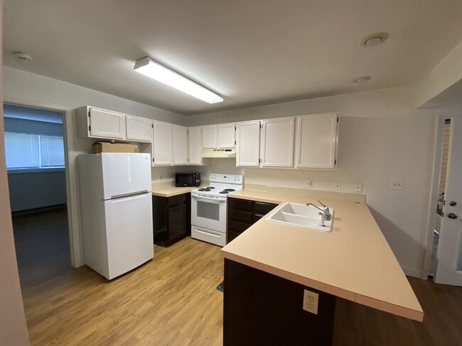 Building Photo - 3565 Windmill Dr