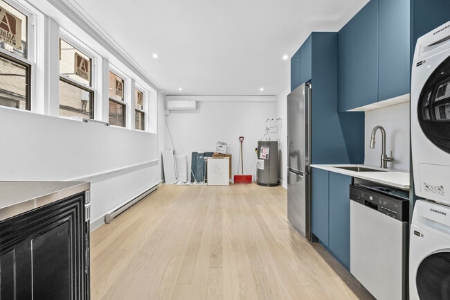 Building Photo - 2068 Av Lincoln