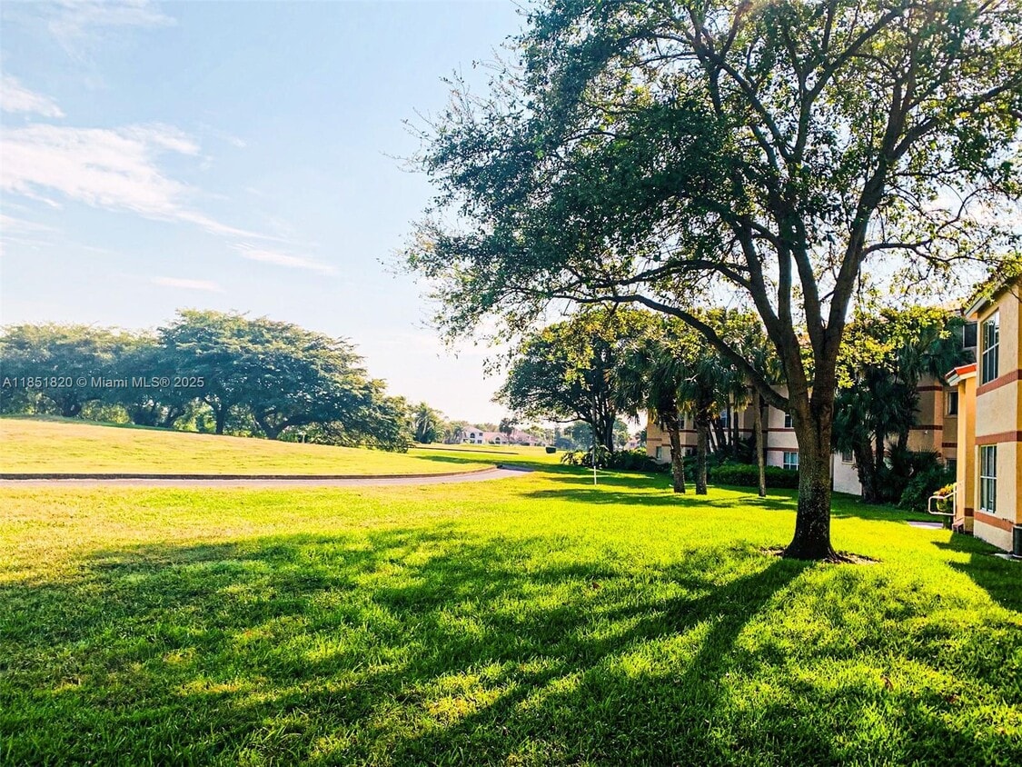Foto principal - 3360 Pinewalk Dr N